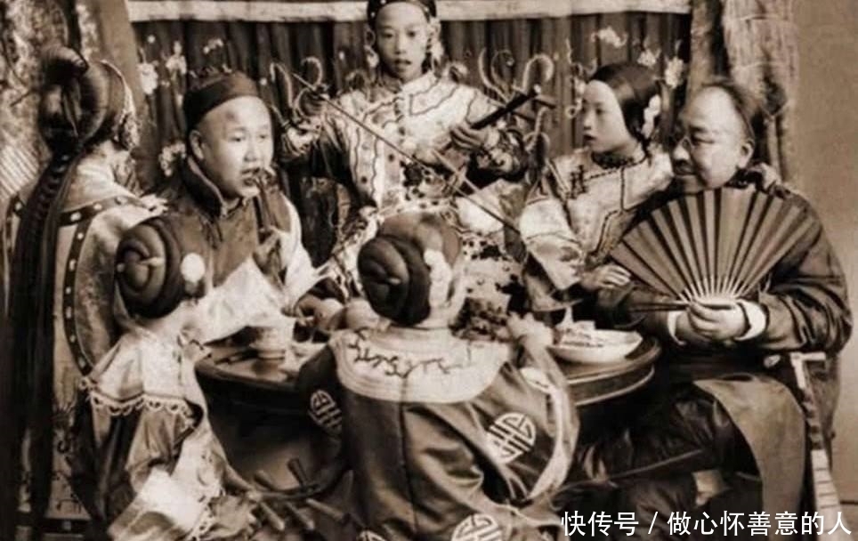 照片拍摄|清朝烟花之地老照片：图一是风尘女子正在陪客，图五的女子堪称绝色