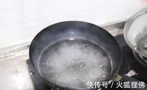抹布满是油污也别担心，教你一个小方法，不用清洁剂就能洁净如此