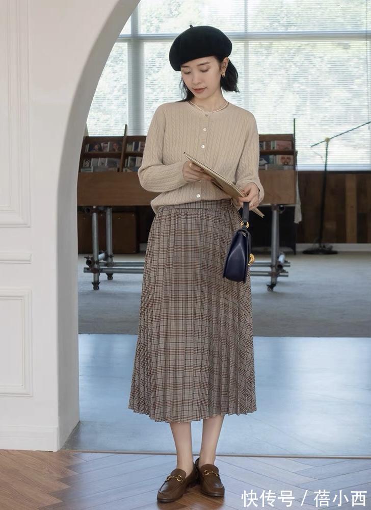 半裙 40岁的女人试试“羊毛衫+半身裙”,学她这样穿,遇见更美的自己