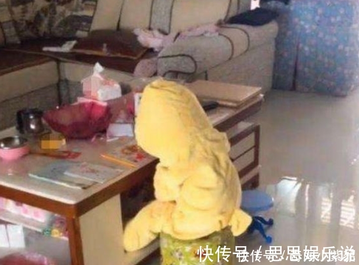 妈妈|妈妈发现儿子反常的坐着看书,走过去细看,接着哈哈笑不停