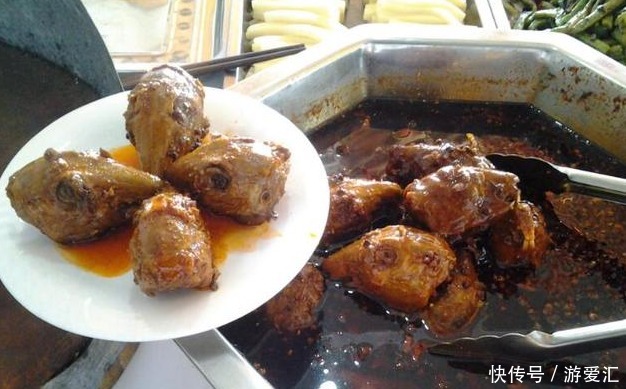 中年夫妻卖它养家,10元1个,没出锅就被抢光,邻摊看着就眼红!