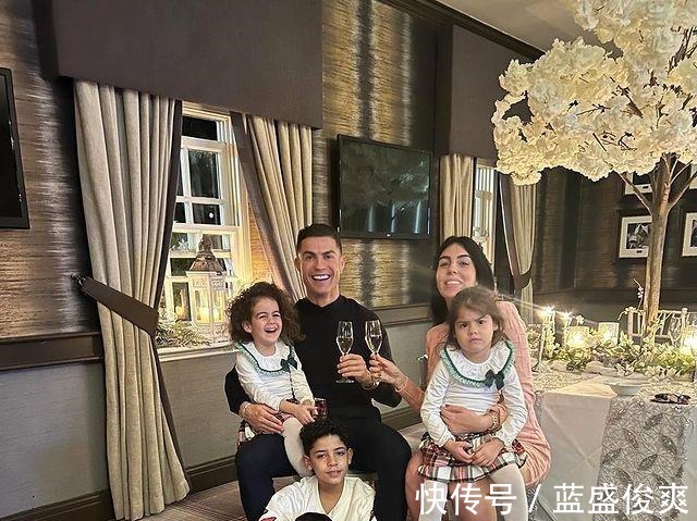 C罗|36岁C罗晒新年全家福,乔治娜遮住孕肚,亲生女儿太灿烂难怪受宠!