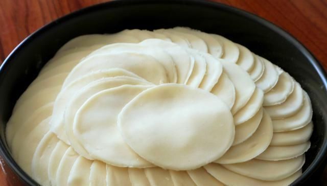 饺子皮别包饺子了,试试这种特色做法,一卷一烙,出锅被抢光