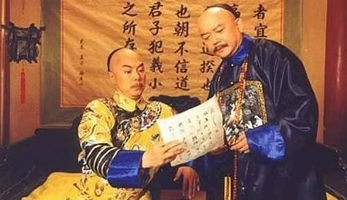 乾隆一上联:金木水火土,和珅纪晓岚各自对出下联,谁对得好