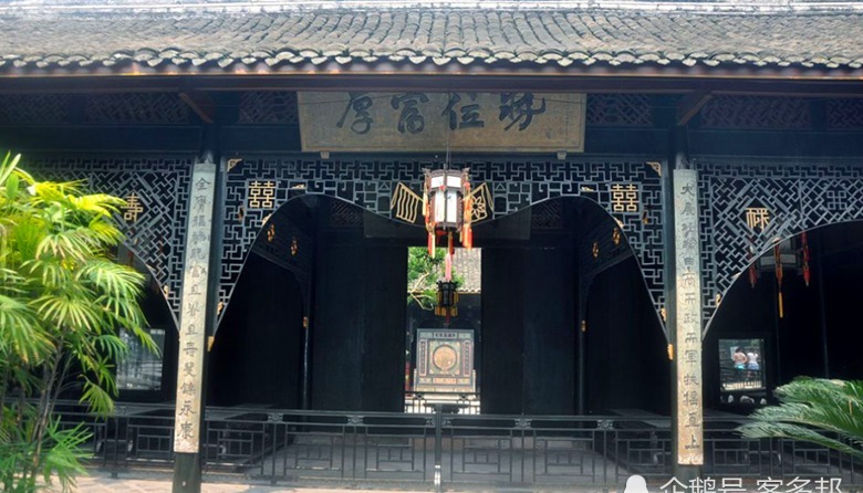  地主|大地主刘文彩的庄园：紫檀木座椅为洪秀全遗物，图8为贴金大龙床