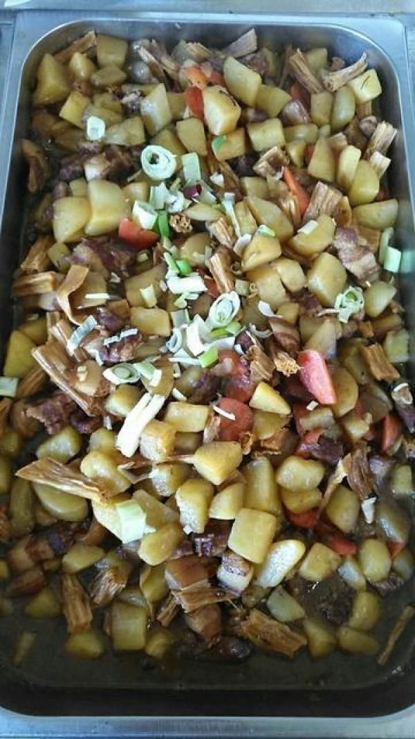 朋友请我做饭堂大锅饭，给300元我做了5个菜，回头却说我捞了不少