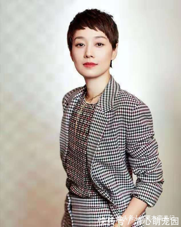 烫卷发 女人过了45岁尽量别留长发、烫卷发!推荐这5款发型,太减龄