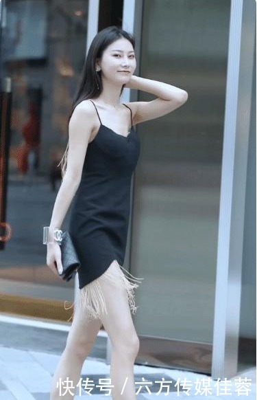 美女真是个时尚精,穿着吊带连衣裙露面,温柔中带着性感