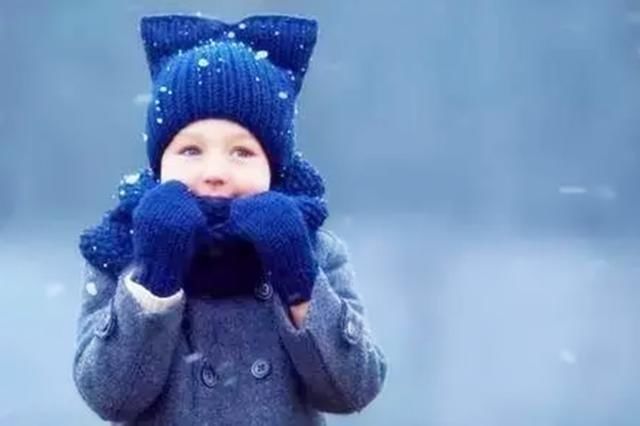 穿着|冬季寒冷给宝宝穿上“羽绒服”保暖？医生：不到这个年龄最好别穿