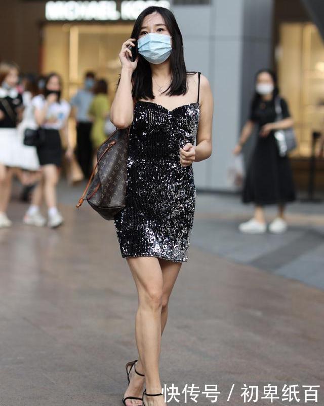 黑丝绒吊带裙，配上一字带的细跟凉鞋，显成熟气质，穿着精致效果