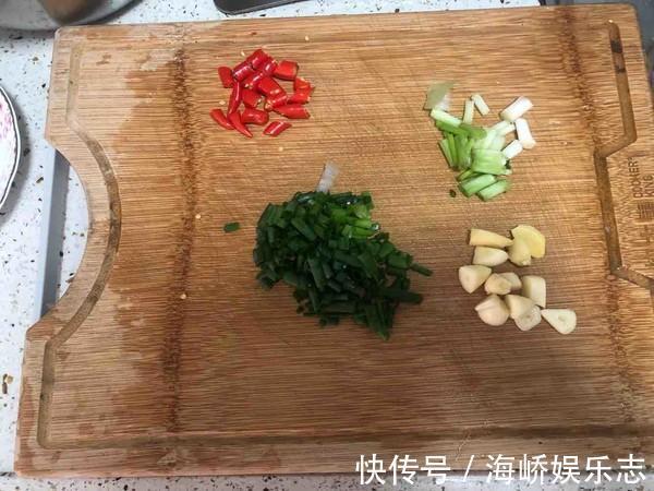 教你在家做红烧鸡爪，掌握好这做法，光闻味就流口水，越吃越上瘾