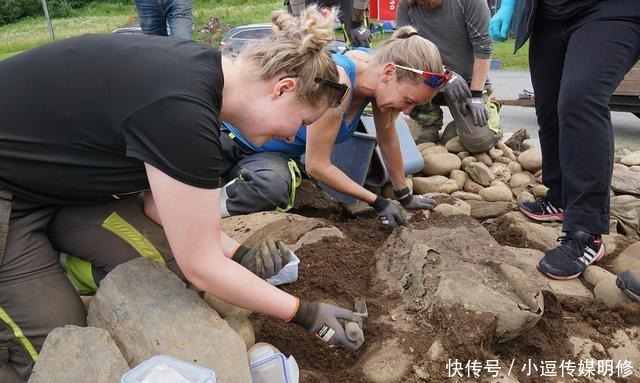翻开|考古学家翻开几百公斤的大石板,发现下面有个被压碎的青铜骨灰罐