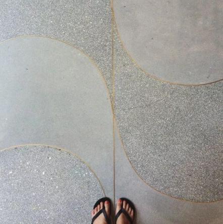 水磨石|地面装修不流行铺瓷砖了,以前被弃用的水磨石,如今玩出了新花样