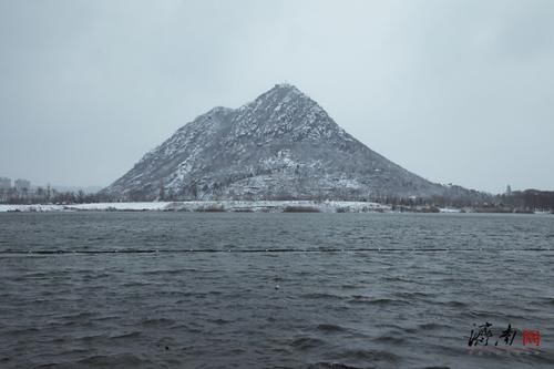 济南迎来降雪天气 变身“冰雪世界”