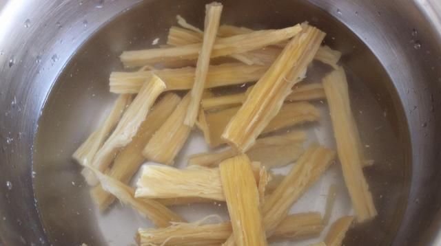 泡腐竹,直接加水是错的学会大厨的做法,半小时泡发好,不夹生
