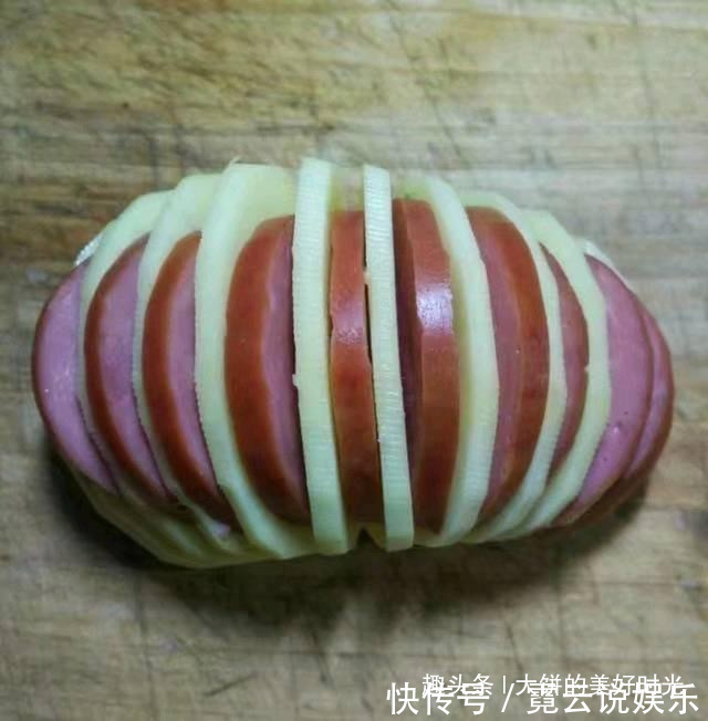 红肠|土豆别再做煎饼了，教你新吃法，咸香好吃，一顿10个土豆不够吃