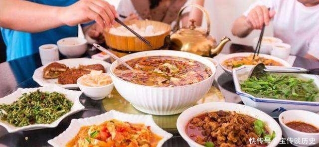 讲究|俗语:“桌上不摆三盘菜,留人莫坐乌龟席”,餐桌上的讲究知道吗