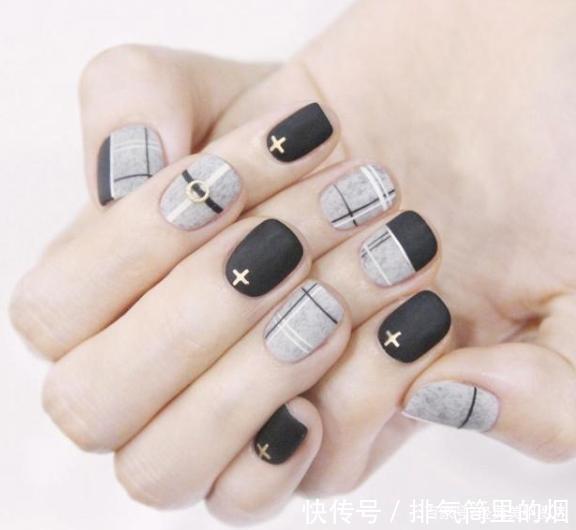 高级感十足的烟灰色和奶灰色美甲图片,时尚显白,拒绝平庸