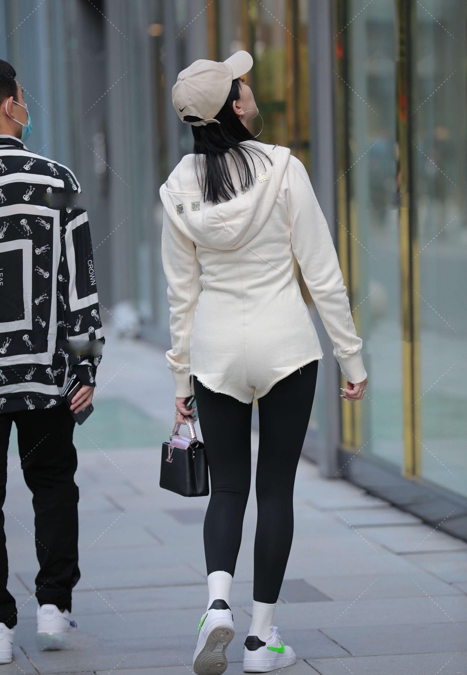 耳饰|小姐姐初秋的穿搭很时尚,黑色打底裤搭配白色的上衣,还有甜美的笑容