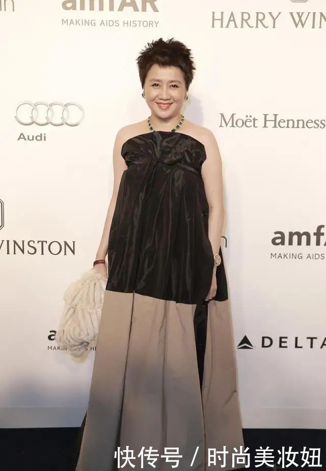 赌王“四太”真没豪门架子，穿杏色针织衫配小脚裤，仍穿出贵妇范