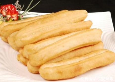 炸油条是有窍门的,掌握之后,做出酥脆蓬松的油条,健康美味省时