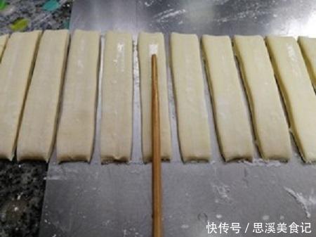 面团|爱吃油条收藏了,教你一招,早上只需几分钟,热腾腾的油条出锅