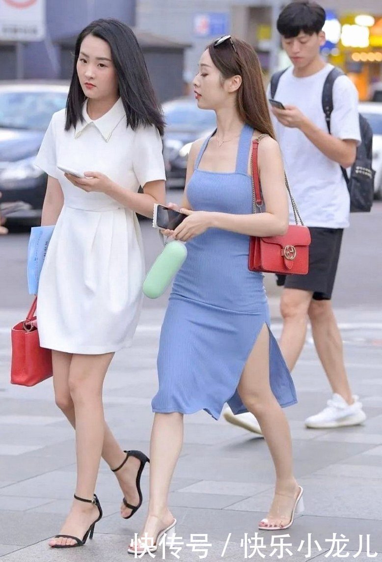 白色连衣裙搭配蓝色,富态又大气