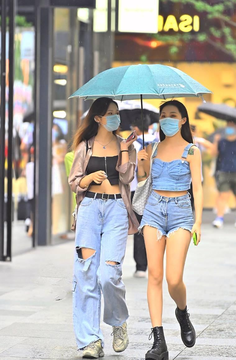 一条好看又好穿的短裤搭配,是周末约会的必备了,魅力四射!