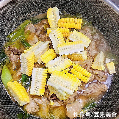 洋葱|美味不用等，玉米烧鸡块五分钟就能上桌的美食