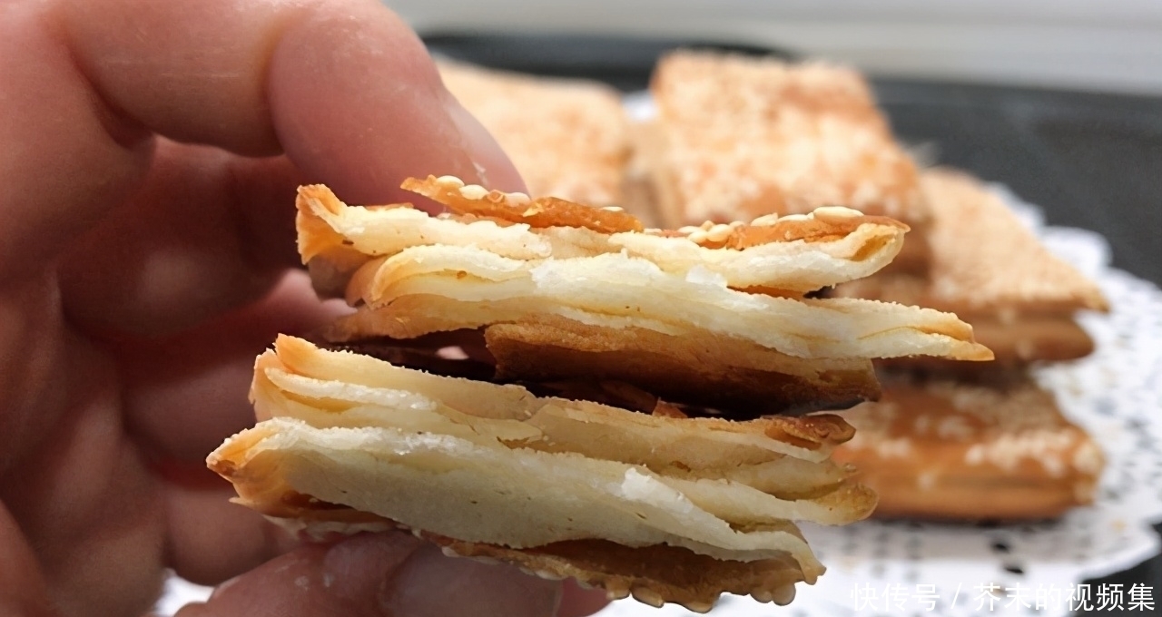面粉做的小零食，芝麻脆饼，酥香多层，满口留香，喜欢吃的来收藏