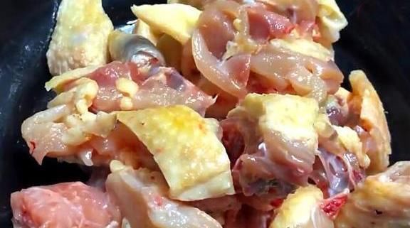 鸡肉更干净|清洗鸡肉时,千万别直接用水洗,多加一步,鸡肉无腥味更好吃