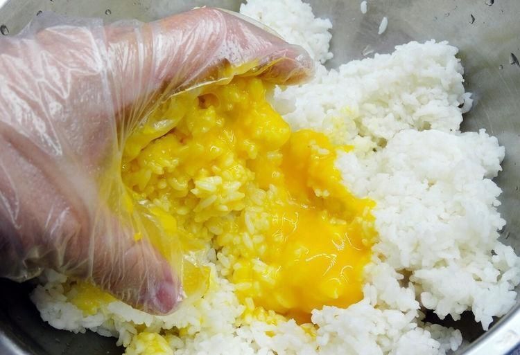 做蛋炒饭,不要先炒鸡蛋也不要先炒饭,跟我这样做,炒饭粒粒分明