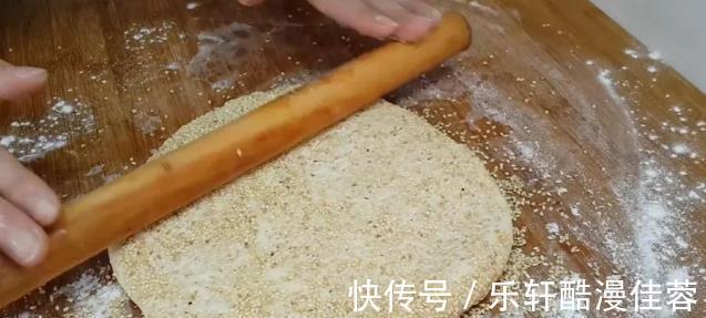 做法|小小芝麻发面饼的简单做法，半袋牛奶来帮忙，营养丰富吃不腻