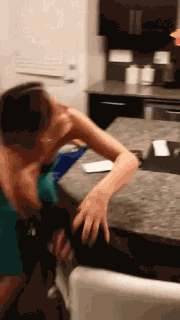 |搞笑GIF: 姐姐 你能矜持点吗