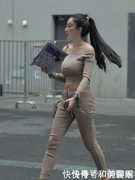 美丽女神小姐姐，穿搭了一身漂亮的套装，展现的非常美丽漂亮