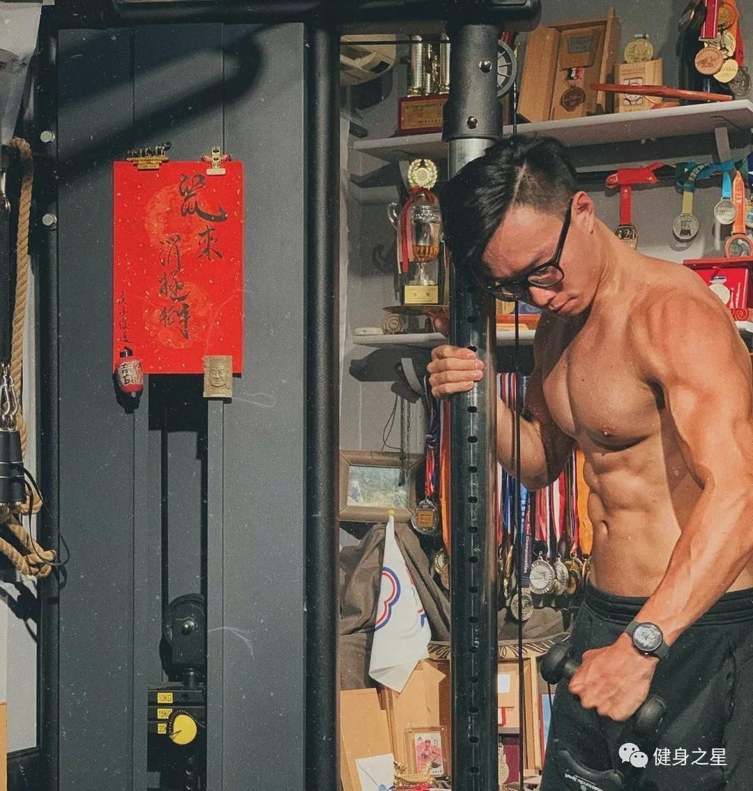 超硬核眼镜|超硬核眼镜小哥秀肌肉，筋肉身材太生猛了！