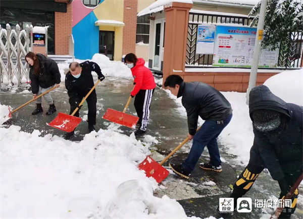 扫雪|温暖同行 历下一幼教师扫雪除冰在行动