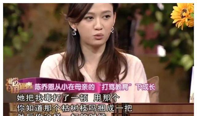 挨打|小女孩跪地哀求:“妈妈你别打我了”,失控的家长真的很可怕