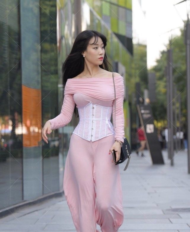 粉色上衣搭配上束腰神器,宽松喇叭裤配合出的“休闲风”格外稚嫩