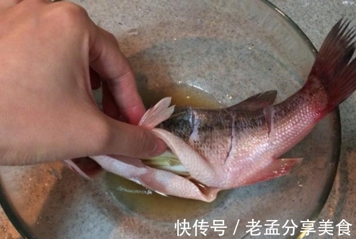 清蒸鱼，先淋热油还是先淋豉油？很多人弄错顺序，所以鱼肉很腥！