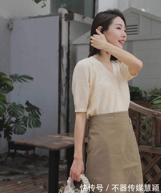 气场|精致的女人自带气场，针织衫配半身裙，女人30岁一样可以很高级