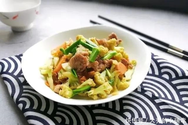 炒花菜有人焯水,有人直接下锅炒,都做错了,看饭店大厨怎么做的