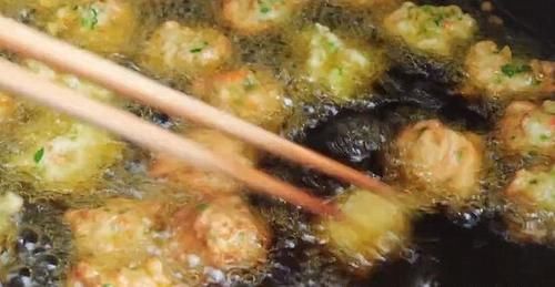 这盘炸丸子怎么吃都不腻,成本不到五块钱,外酥里嫩不吸油,真香