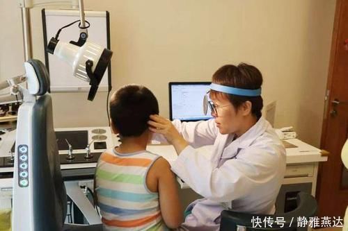 举动|虫子飞进3岁孙女耳朵,奶奶一个举动救了孩子,医生直夸:有文化