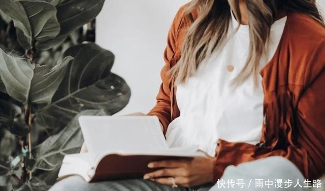 何炅宅家日常曝光一个人的气质,藏在他读过的书里