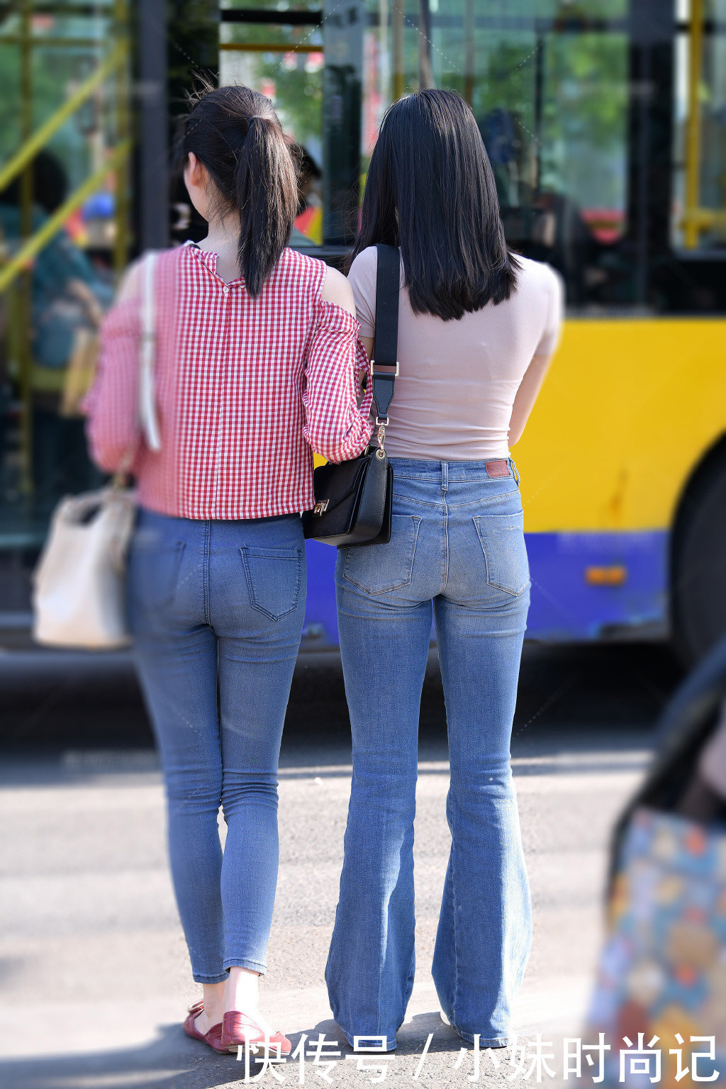 时尚|街拍:身材好就是任性,休闲“微喇裤”搭配打底衫,照样时尚有魅力!