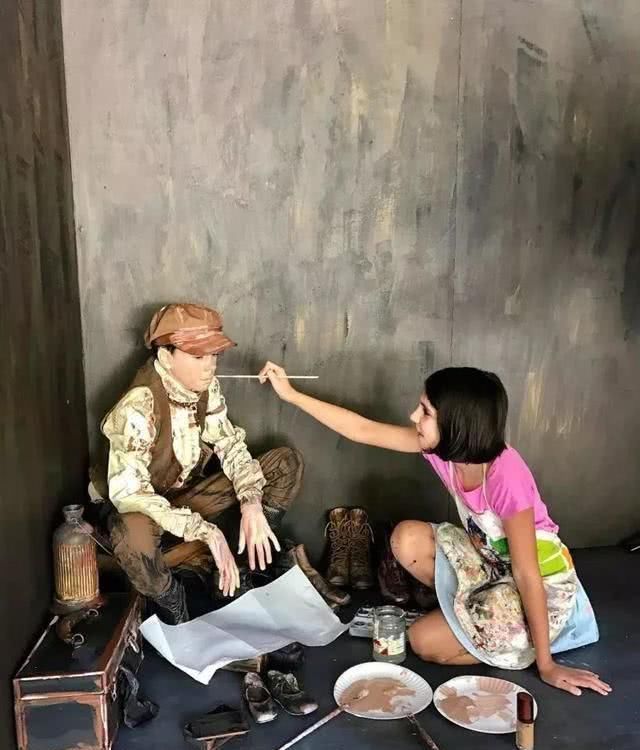 小天才!7岁天才小画家,把真人画进作品,创意堪比毕加索,获得国际认可