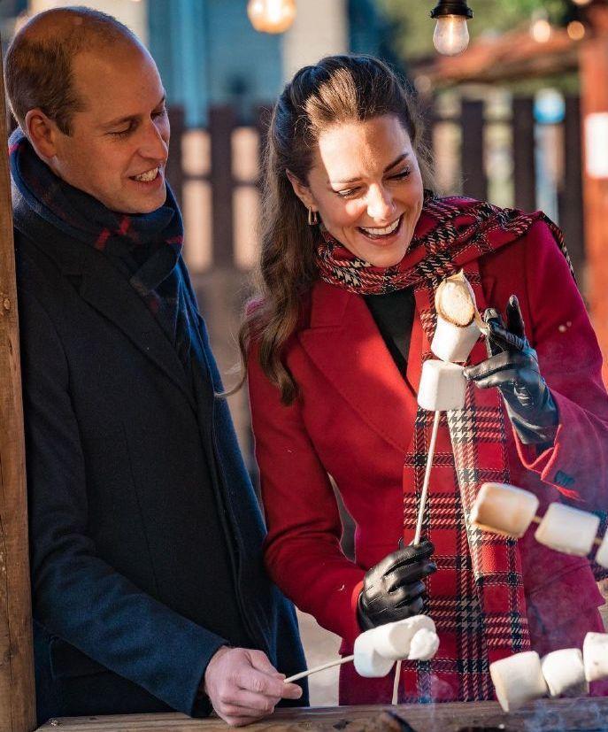 凯特王妃美得惊艳,穿红色大衣配格纹围巾经典时髦,气场全开