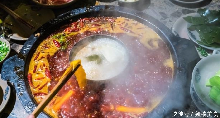 火锅店向顾客证明废油不回收,吃完后往锅里倒墨汁,懂行的人笑了