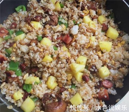 米饭不和鸡蛋炒，和这水果炒，酸甜开胃，颜色鲜艳，粒粒分明松散